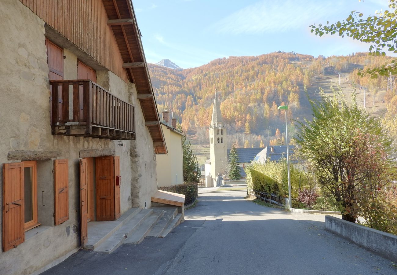 Terraced House in Chantemerle - 200 m FROM SKI SLOPES- HOUSE  FOR 12 PERSONS