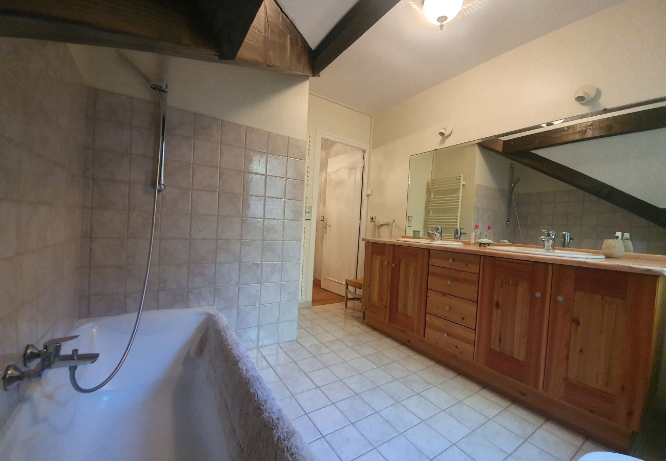 House in Saint-Chaffrey - charming family house, for 8 people. Chantemerle