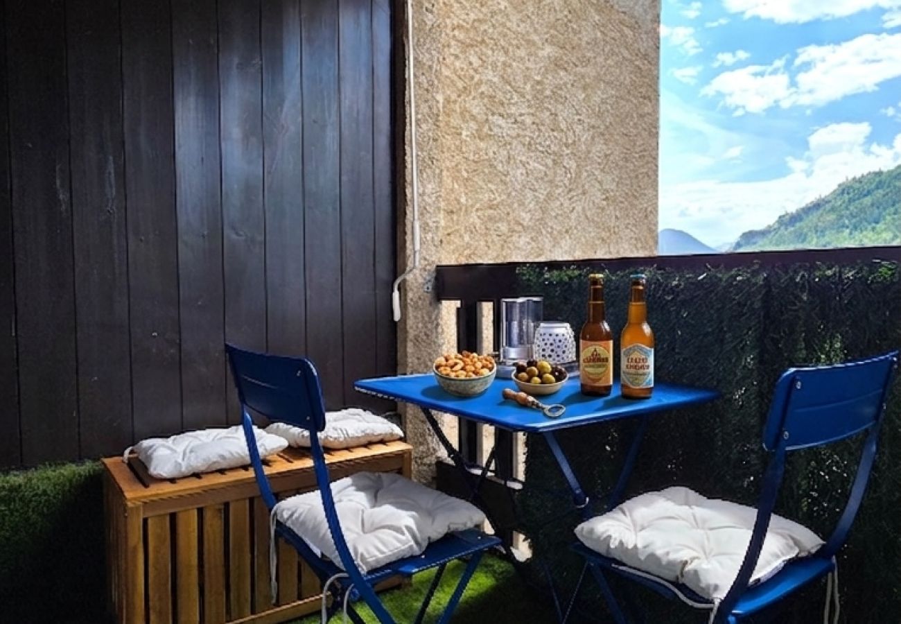Apartment in Briançon - Poetic escape from Briançon's peaks - 2-3 people